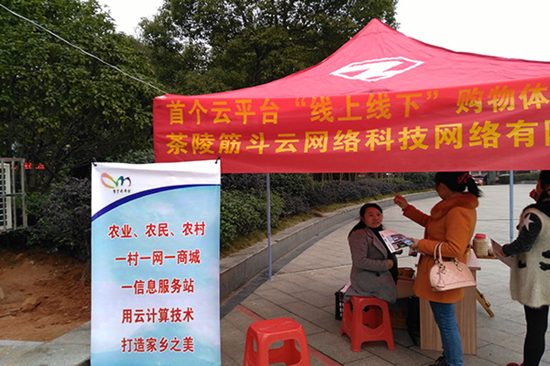 徽州,这座位于中国安徽省南部的古老城市,不仅以其丰富的历史文化遗产闻名遐迩,更因其独具特色的民间手工艺品和美食而远近闻名。今天,我们将带您走进徽州,一起探索那些让人心驰神往的特产。
